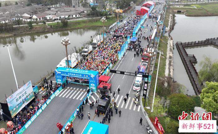 ? ? ?航拍2023南昌鄱阳湖生态马拉松大赛。　叶炼青 摄