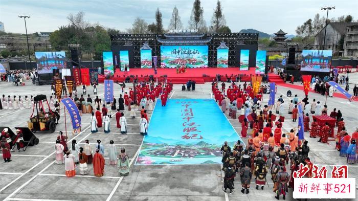 四川阆中：数万游客汇聚古城沉浸式体验中华传统文化