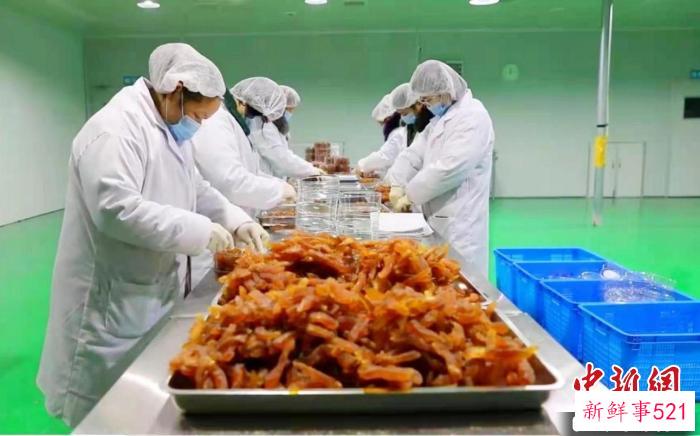 “非遗美食”柚子糖“甜蜜”村民小康路。　唐涛华 摄