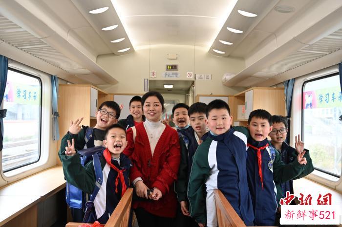 图为学生们和带队老师在5610次列车车厢合影留念。　钟洁 摄