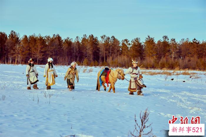 “傻嘟嘟”团队身穿鄂伦春民族服饰在雪地拍摄 黑龙江省塔河县文旅局供图
