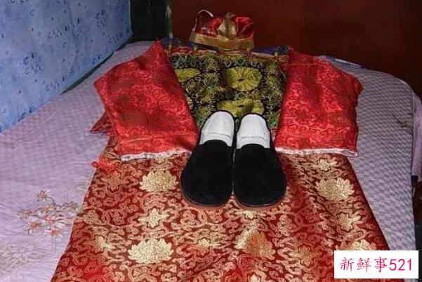 为什么裹尸布像古代官方裹尸布是参照清朝官方裹尸布(清朝以后才穿裹尸布)制作的？