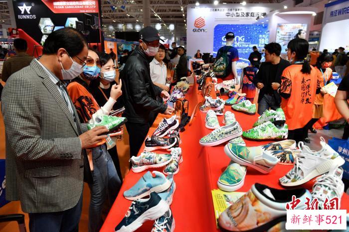 2023中国跨境电商交易会现场熙熙攘攘。　吕明 摄