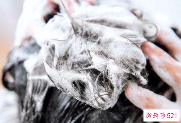 晚上睡觉前可以喝水吗？普通人最好不要(影响睡眠)