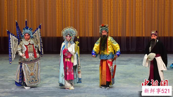 17日，首届中华戏曲精品邀请展启幕，京剧《龙凤呈祥》率先亮相。　任琛 摄