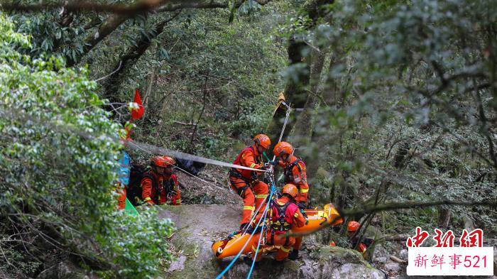 消防员成功将伤员转运至河流对岸。　王治康 摄