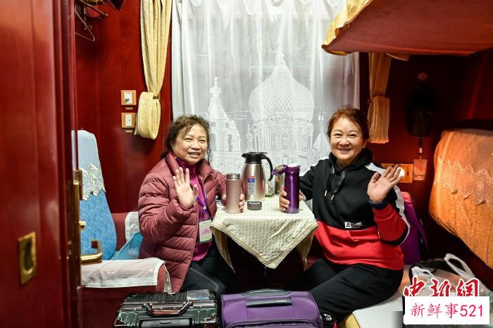 游客在车厢内合影留念。　原勇 摄