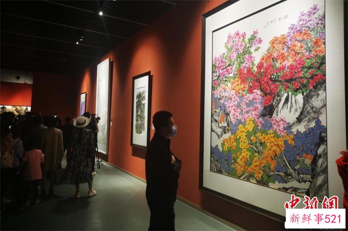 民众观看展出的画作 程景伟 摄