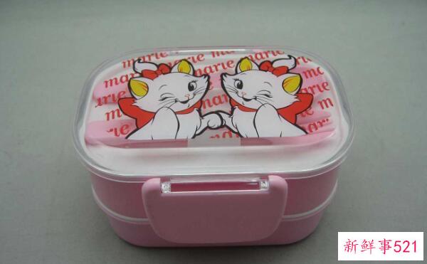 如何去除饭盒盖子上的黑点 用小苏打、洗洁精、牙膏清洗？