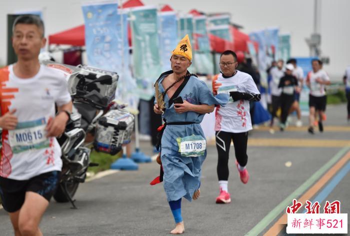 跑友邓海林一身“济公”装扮，光脚跑完了全程。　叶炼青 摄