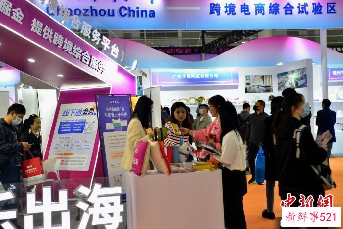 2023中国跨境电商交易会现场人山人海。　张斌 摄