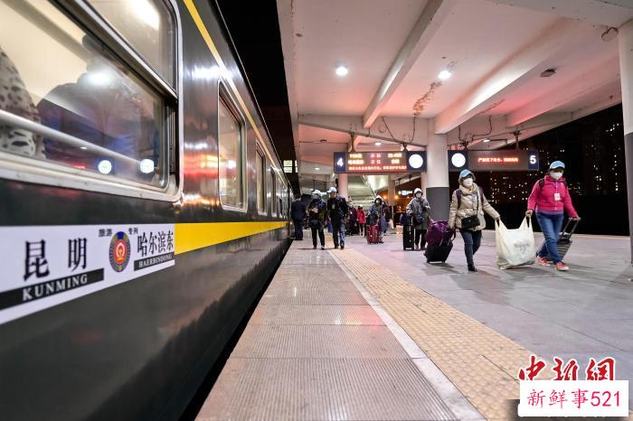 游客准备乘车。　原勇 摄