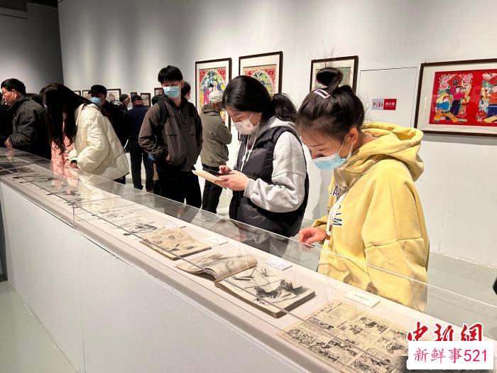 图为“大美超真——彭友善 彭开天父子联展”开幕当天吸引众多观众前来参观。　朱莹 摄