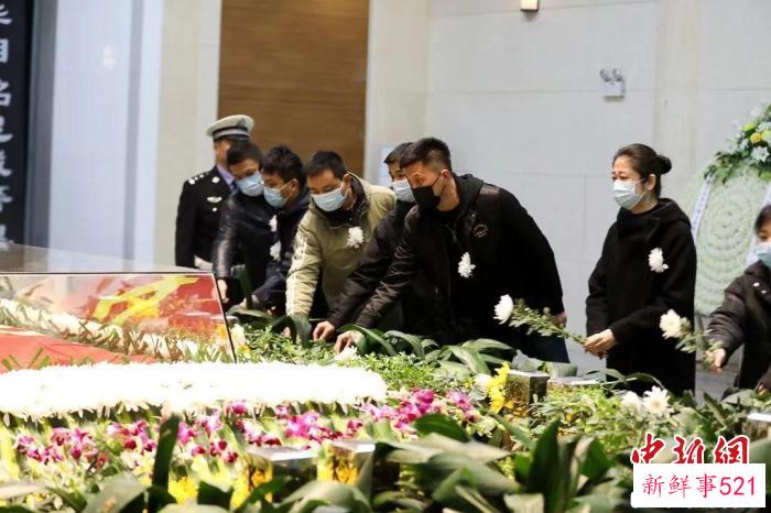 社会各界送别因公牺牲民警华杰。　合肥市公安局供图