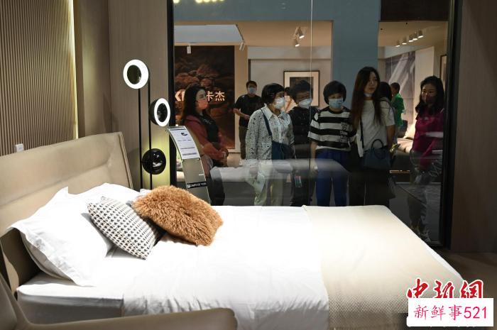 民众逛展 陈楚红 摄