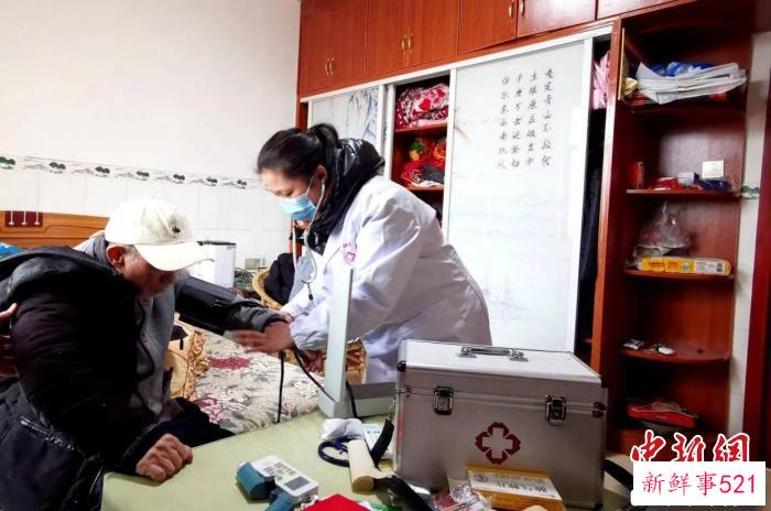 家庭医生将义诊送到村民家门口。　唐涛华 　摄