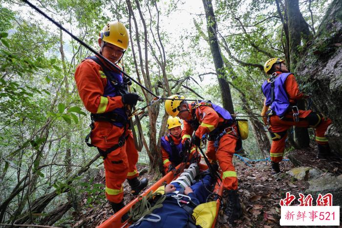 消防员正在将伤员固定在绳索上。　李袁辉 摄