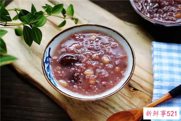 如何去除饭盒盖子上的黑点 用小苏打、洗洁精、牙膏清洗？