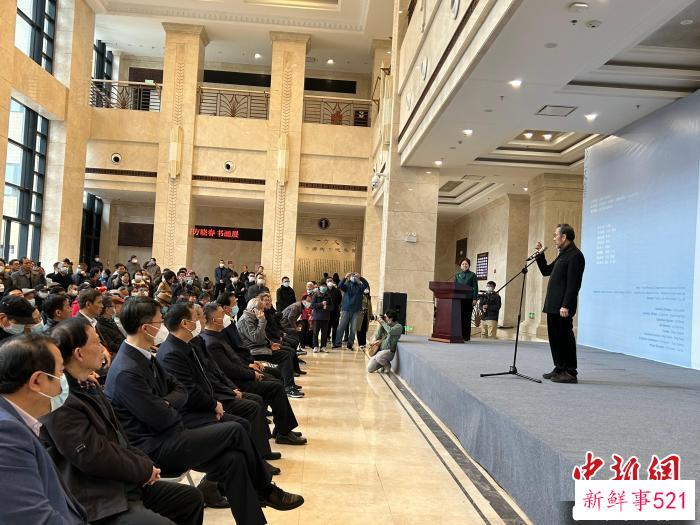 图为“大美超真——彭友善 彭开天父子联展”开幕式。　朱莹 摄