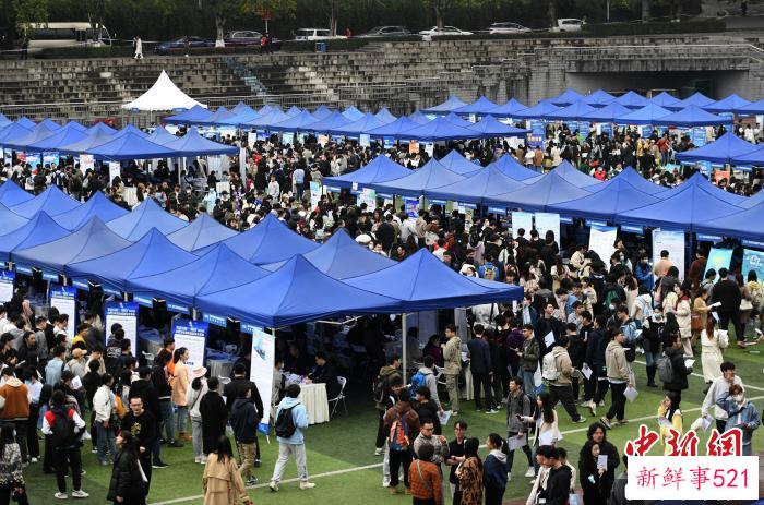 双选会现场吸引了不少求职者。　周毅 摄