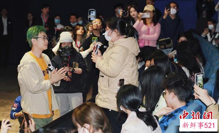 大鹏与现场观众互动。　片方供图