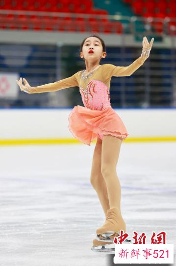 小运动员进行女子短节目比赛。　吴金泽 摄