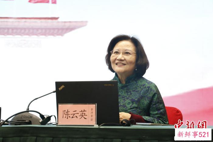 图为全国人大代表、全国台联副会长陈云英介绍台湾团代表在十四届全国人大一次会议期间的履职情况。　朱贺 摄