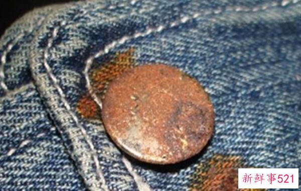如何去除衣服上的铁锈？用柠檬汁、酸奶、草酸洗净