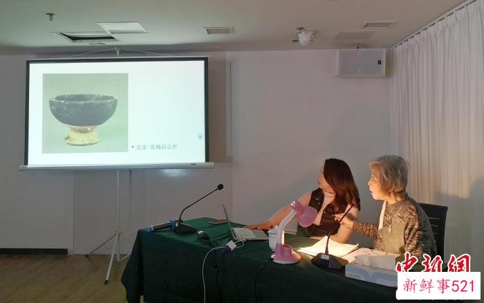 范冬青(右一)主讲“侨韵臻藏——认识吉州窑”。　范宇斌 摄