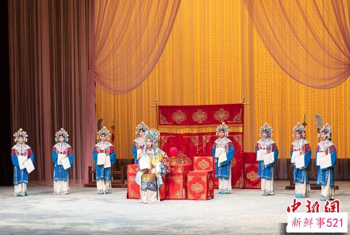 17日，首届中华戏曲精品邀请展启幕，京剧《龙凤呈祥》率先亮相。　王在御 摄