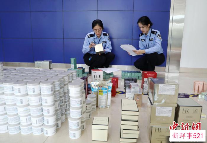 收网行动中，警方查获大量离岛免税化妆品。　警方供图