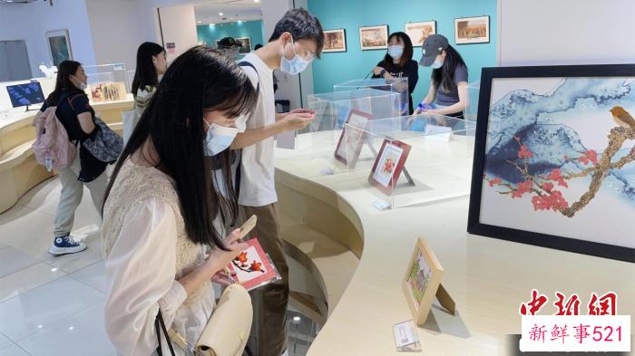 穗港澳青年参观“又见木棉红”主题艺术展。　共青团广州市委 供图