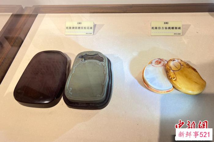 乾隆御铭夔纹松花砚(左)，乾隆仿古仙桃螺钿砚。　潘旭临 摄