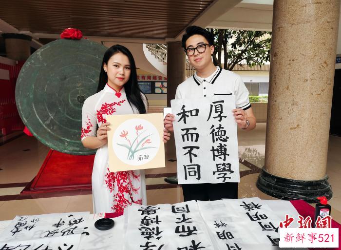 图为留学生展示书画作品。　黄艳梅 摄