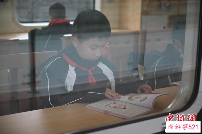 图为学生在5610次列车上学习。　钟洁 摄