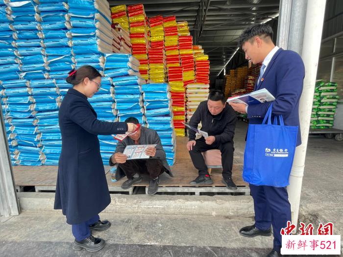 图为金融机构走进昭通工业园区宣传消费者权益保护。　金融机构供图