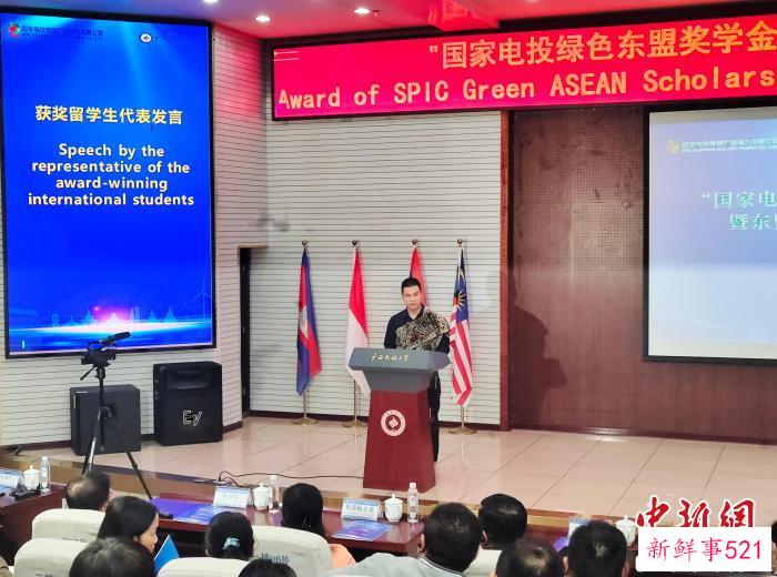 图为获奖留学生代表发言。　黄艳梅 摄