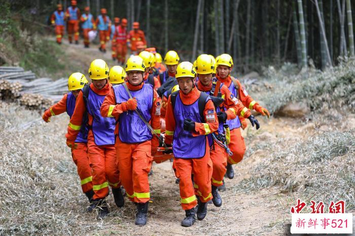 消防员合力将伤员转运至安全区域。　李袁辉 摄
