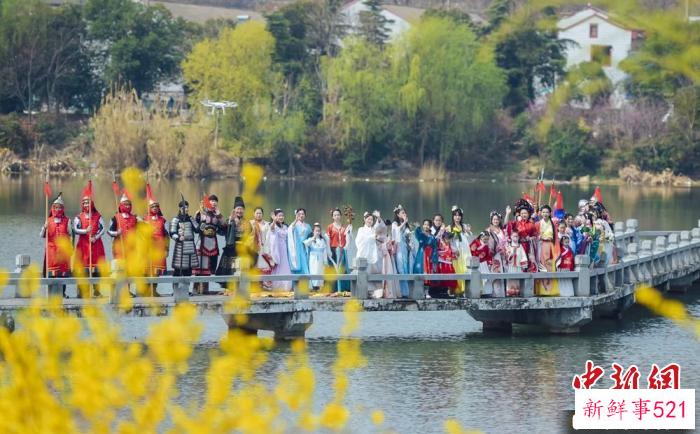 “十二花神”与众“花仙子”一起巡游到水下兵马俑馆。　傅玉军 摄
