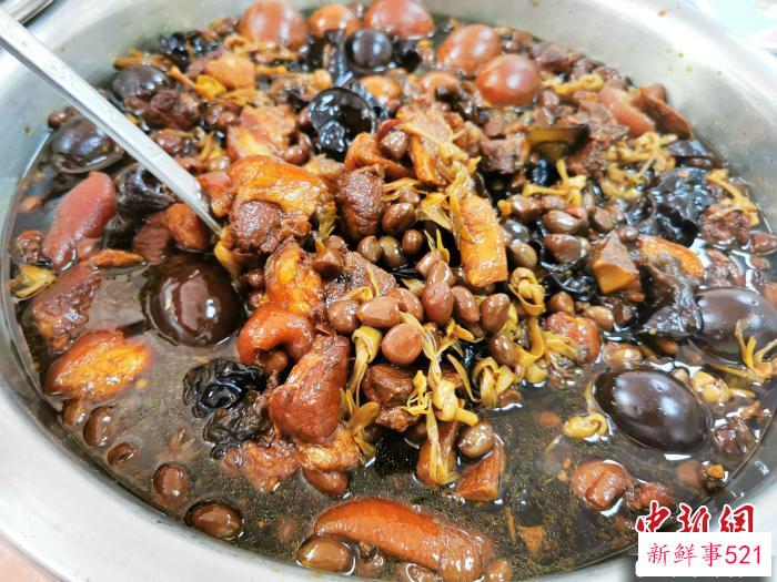 用猪脚、老姜、花生、木瓜、木耳、黄花菜等烹制的“猪脚酸”，是台山人添丁增口时与亲朋好友分享的幸福味道 李晓春 摄