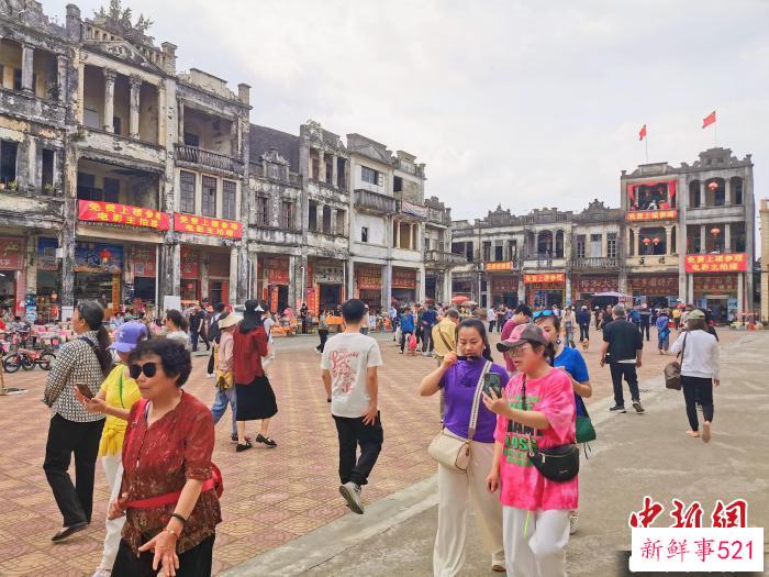 电视剧《狂飙》取景地台山市端芬镇梅家大院吸引众多游客前去打卡 李晓春 摄