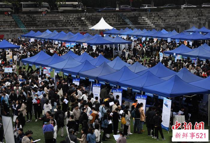 双选会现场吸引了不少求职者。　周毅 摄