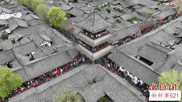 数万游客汇聚阆中古城。　任冠金 摄
