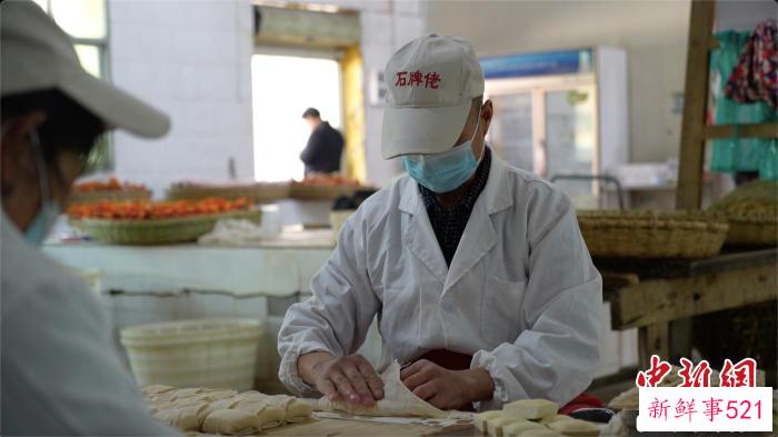 石牌豆腐制作现场 吴淘淘 摄