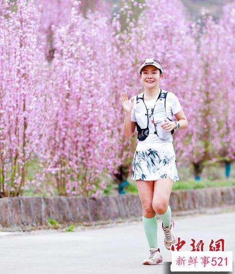 市民奔跑在山水间。　成都市体育局供图