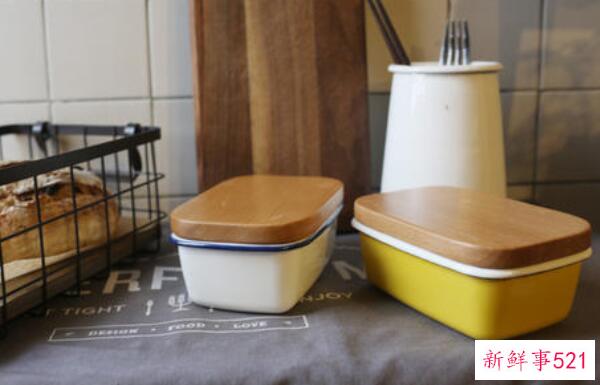 如何去除饭盒盖子上的黑点 用小苏打、洗洁精、牙膏清洗？