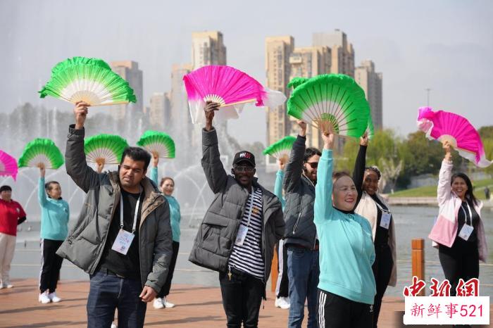 外籍友人参与传统中式健身项目。　刘夏 摄