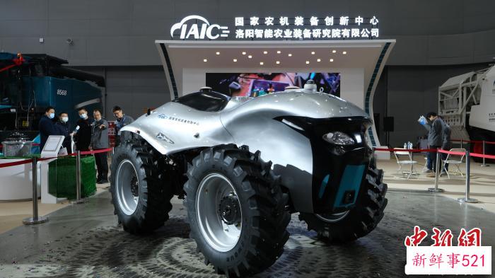 图为50马力轮边/轮毂电机电动拖拉机。　张怡潇 摄