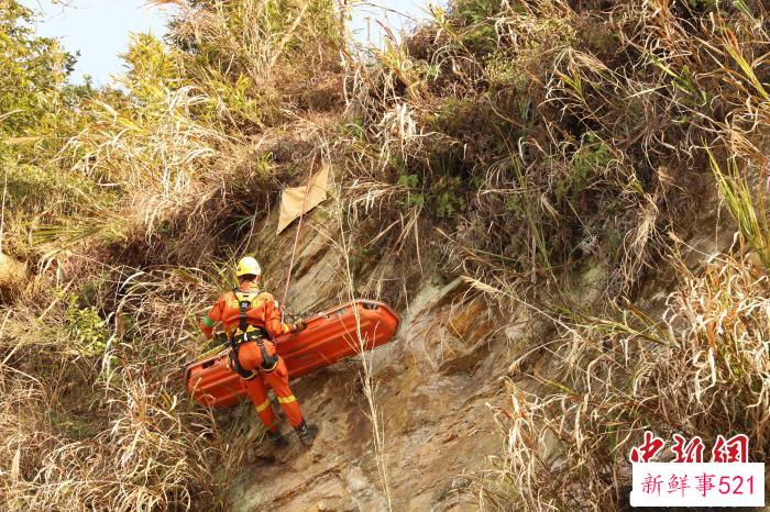 悬崖向上救援。　福建省森林消防总队南平支队 摄