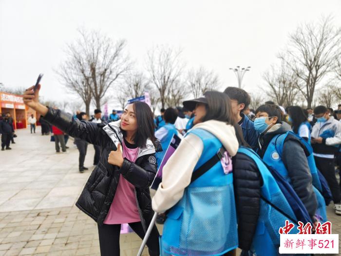 外企员工参与比赛热情高涨，赛前合影留念。　张少宣 摄